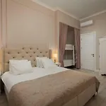 Kate's In Old Apartman